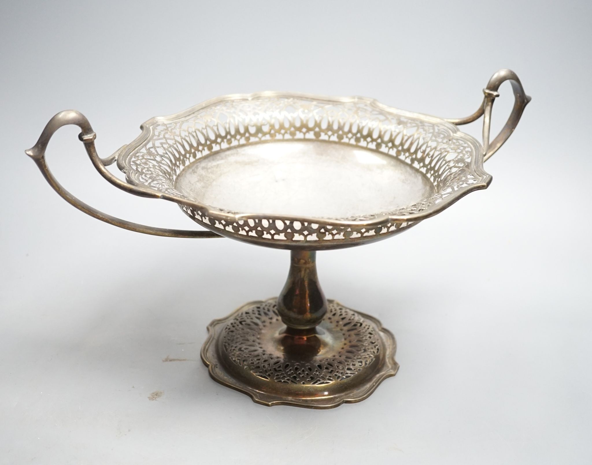 A George V pierced silver tazza, London, 1918, width 35.3cm over handles, 26oz.